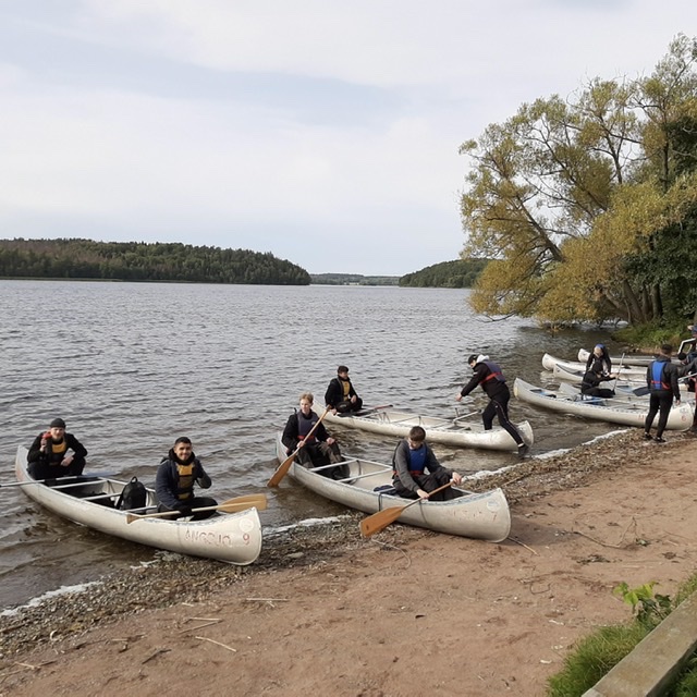 Elever i kanoter på Ängsjö