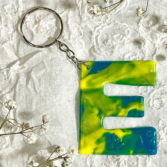 grön-gul nyckelring E i plast